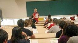 Varios jóvenes durante un examen en la UPV. /E.C./