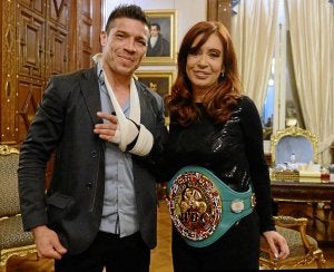 La presidenta posa con el cinturón ganado por el boxeador argentino Sergio 'Maravilla' Martínez. /Afp/