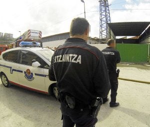 Dos ertzainas con el uniforme de dos piezas, en Bilbao. /Luis Calabor/