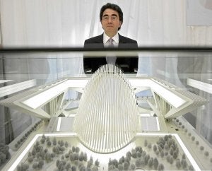 El arquitecto, cuando presentó el proyecto en 2006. | REUTERS/