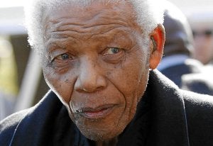 Mandela cumplió ayer dos semanas hospitalizado en Pretoria. /AFP/