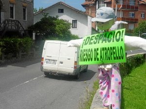 Los voluntariosos agentes permanecerán en la calzada «hasta que el viento o la lluvia» los derribe. :: G. B./
