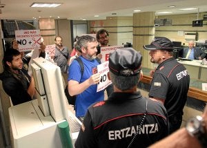 Protesta contra los recortes sociales en una oficina de Lanbide de la capital vizcaína. /Telepress/