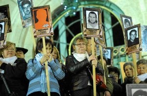 Manifestantes muestran las fotografías de presos de ETA durante una concentración en 2009 en Bilbao./ IGNACIO PÉREZ/