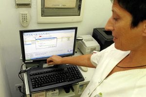 La tarjeta sanitaria es el documento que da acceso a la asistencia sanitaria en toda España. / Avelino Gómez/