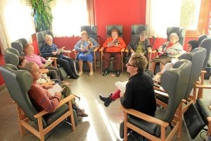 Mayores del centro de día de Trapagaran participan en una sesión de lectura. ::
ESTI VALIÑO/