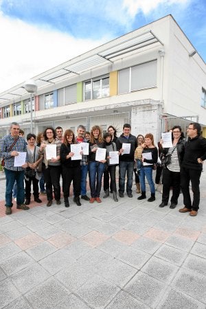 Los progenitores muestran los papeles de la matrícula. ::
P. URRESTI/
