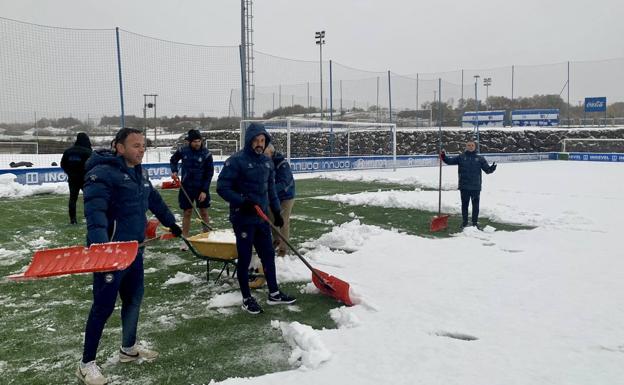 Jugadores y cuerpo técnico han ayudado a retirar la nieve acumulada del campo de entrenamiento.