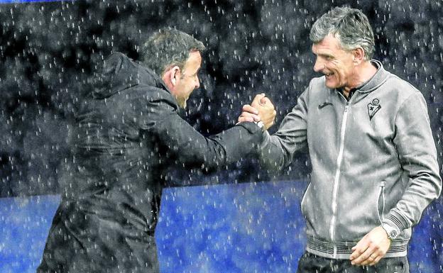 Javier Calleja y José Luis Mendilibar y se saludan durante el duelo de la pasada temporada entre el Alavés y el Eibar disputado en Ipurua. 