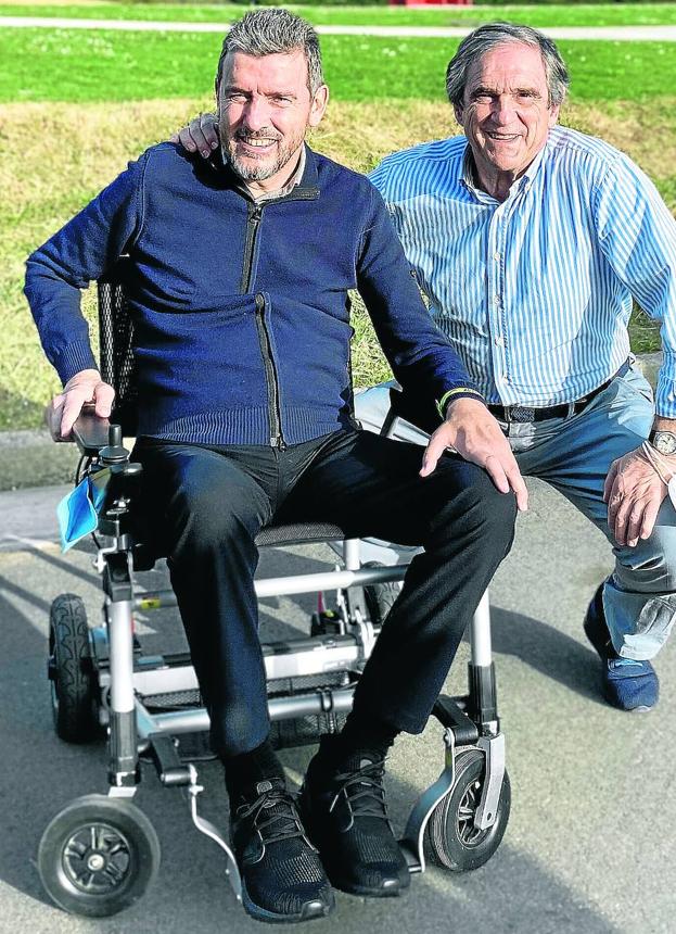 Con su ídolo. Juan Carlos posa en la silla de ruedas con su gran referencia en las porterías, el formidable Arconada. 