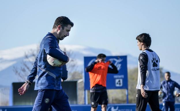 Julio Velázquez camina con un balón durante su primer entrenamiento como técnico del Deportivo Alavés. 