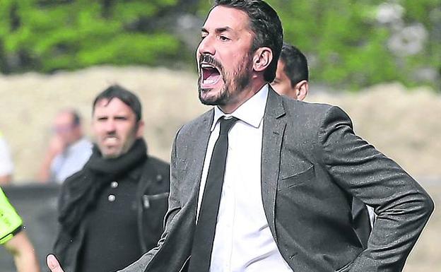 Velázquez pidiendo más a sus jugadores ayer en Vigo. 