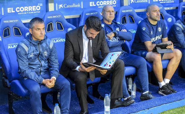 Julio Velázquez dirigió ante el Cádiz su último partido como técnico del Alavés./IGOR AIZPURU