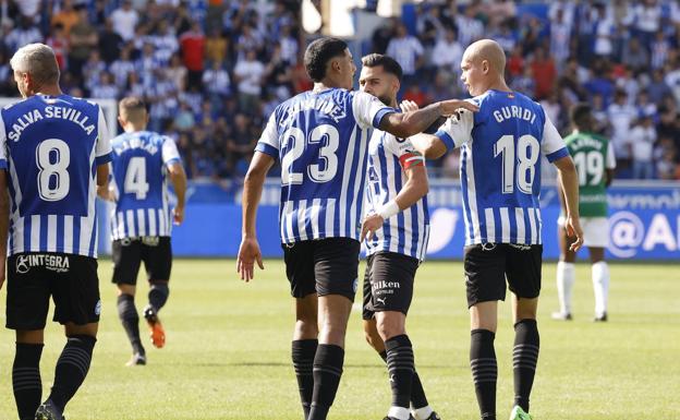 Varios jugadores albiazules, en el duelo del pasado domingo contra el Huesca. /Jesús Andrade