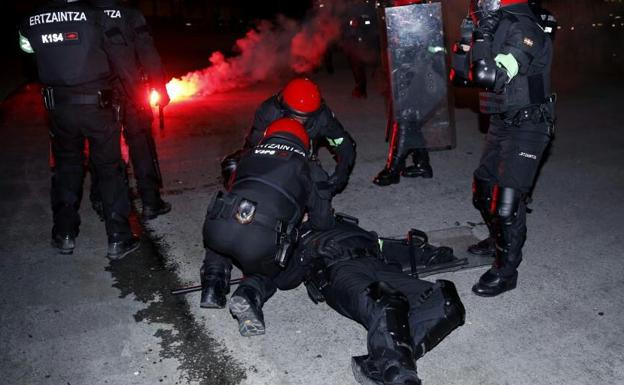 Fallece un ertzaina tras los altercados entre hinchadas en la explanada de San Mamés