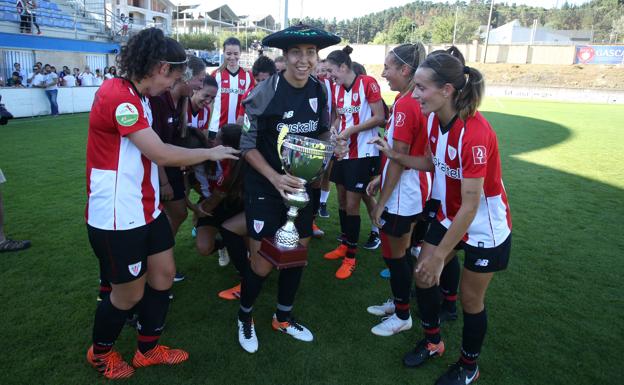 Las jugadoras del Athletic celebran el triunfo ante la Real. /JORDI ALEMANY