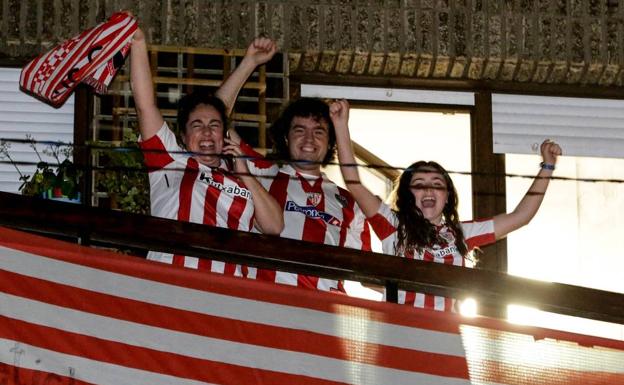 La felicidad inunda los balcones de Bizkaia en una muestra de civismo de la afición del Athletic