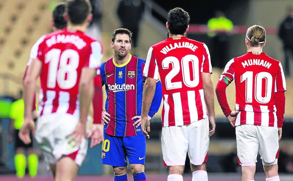 Messi y Villalibre discuten durante la final de la Supercopa disputada el pasado 17 de enero en la Cartuja, con victoria del Athletic.