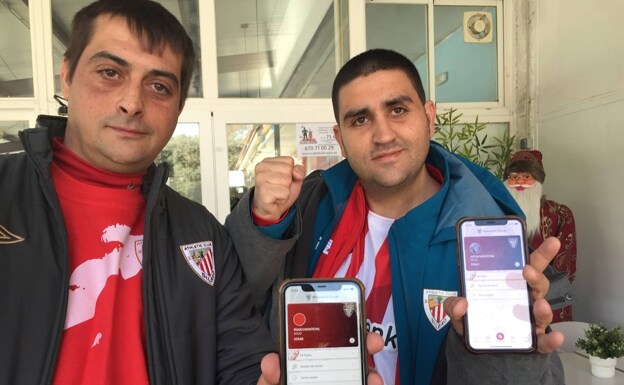 Iñaki y Aitor Montoya muestran su aplicación de socios del Athletic hoy en Venturada (Madrid) /JAVIER ORTIZ DE LAZCANO