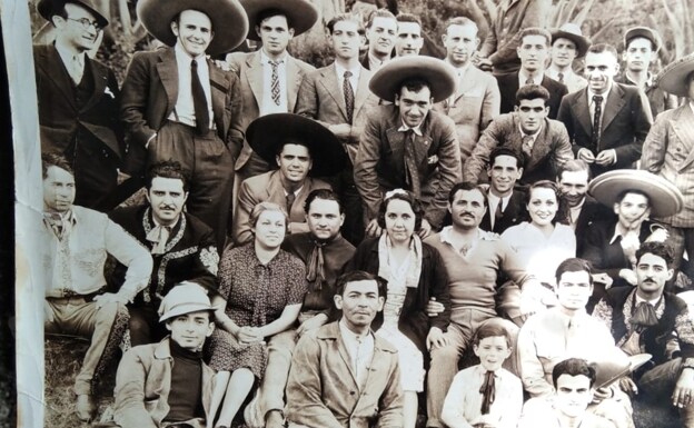 Jugadores del Athletic con sombreros mexicanos durante la gira de 1935.