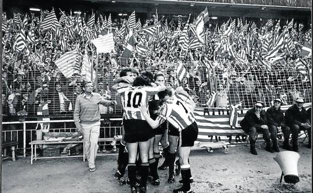 1984. La última Copa. Los rojiblancos celebran el gol de Endika que les dio título copero a costa del Barcelona de Maradona en el estadio Manzanares.
