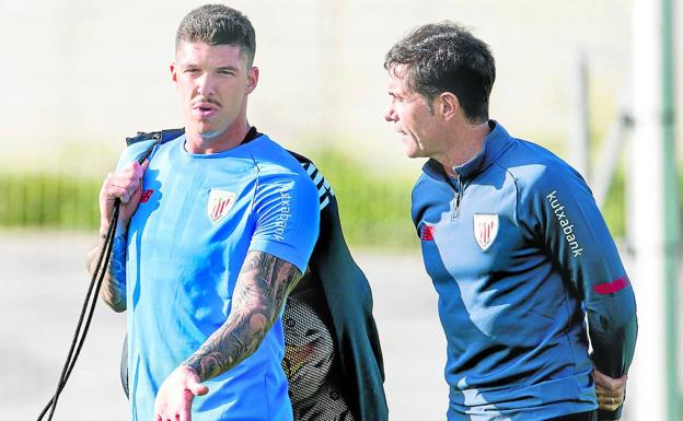 Ander Capa y Marcelino García conversan tras un entrenamiento. /athletic