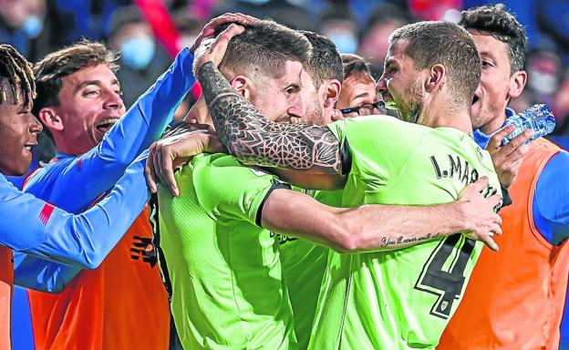 Los futbolistas del Athletic felicitan a Sancet, autor de los tres tantos en Pamplona. /carlos gil-roig