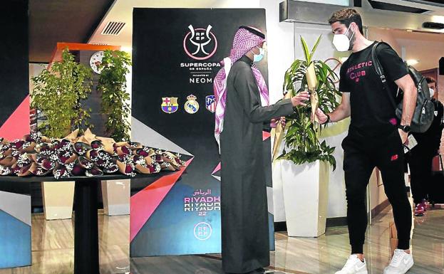 Cada miembro de la expedición rojiblanca recibió una rosa a su llegada al aeropuerto de Riad. 