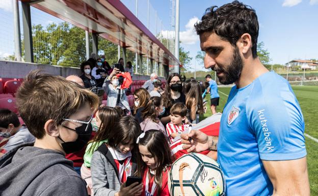 Raúl García firma un balón a un niño en Lezama./pankra nieto