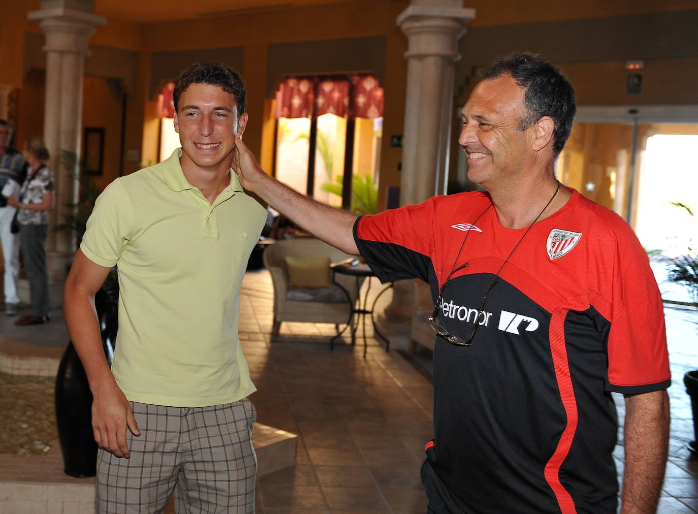 Caparrós saluda a un jovencísimo Óscar de Marcos cuando fichó por el Athletic. EL CORREO/