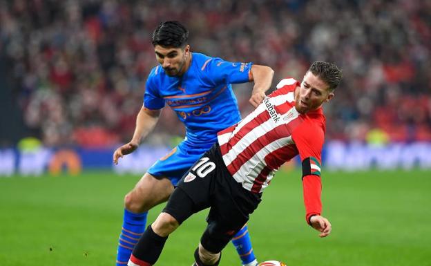 Iker Muniain pugna por un balón con Carlos Soler en el Athletic - Valencia de Copa. 