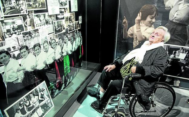 La señora Renteria, de 98 años, niña de la guerra, observa la exposición. 