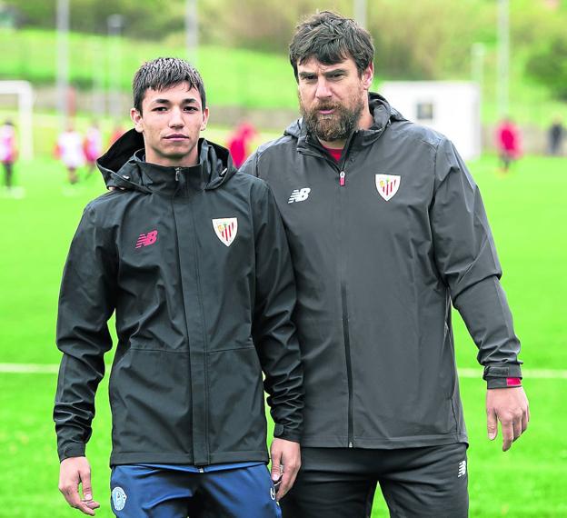 Danilo Khan, durante su primer entrenamiento en Lezama con uno de los técnicos de la Fundación Athletic. 