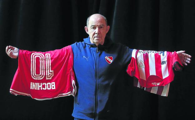 Leyenda. Bochini posa con las camisetas de Independiente, su club de toda la vida, y el Athletic, que le premió con el 'One Club Man'. /jordi alemany