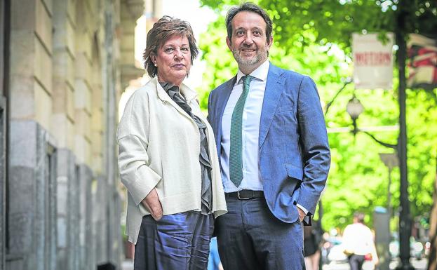 Optimistas. Ana Urquijo y Aner Uriarte, en la Gran Vía de Bilbao./ainhoa gorriz