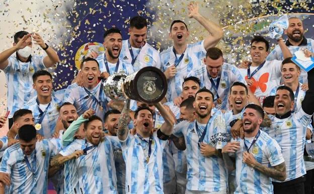 Leo Messi levanta el trofeo de la Copa América conquistada el 10 de julio de 2021. 