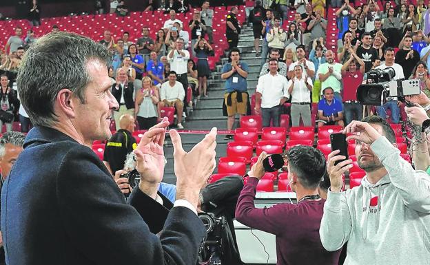 Éxito incontestable. Jon Uriarte saluda a los seguidores que entraron en San Mamés una vez ratificado como el presidente número 33 del Athletic. /manu cecilio