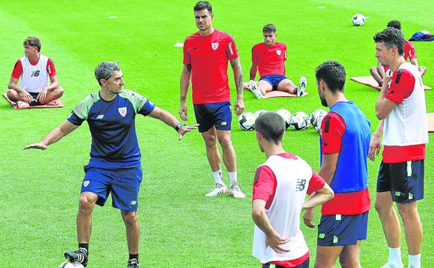 Los jugadores del Athletic atienden a las indicaciones de Ernesto Valverde durante un entrenamiento. /pankra nieto