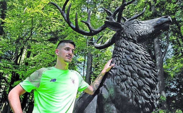 Sancet posa al lado de una figura de ciervo, animal que emula con gestos de sus dedos índice y meñique para celebrar los goles. 