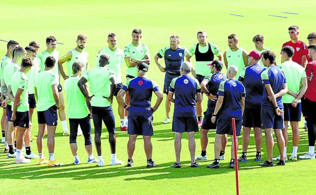 Los jugadores del Athletic atienden a las indicaciones de Ernesto Valverde durante un entrenamiento en Lezama. 