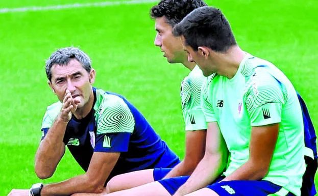 Valverde charla con Vesga y Vivian, la conexión vitoriana del Athletic, durante el entrenamiento de ayer en Lezama. 