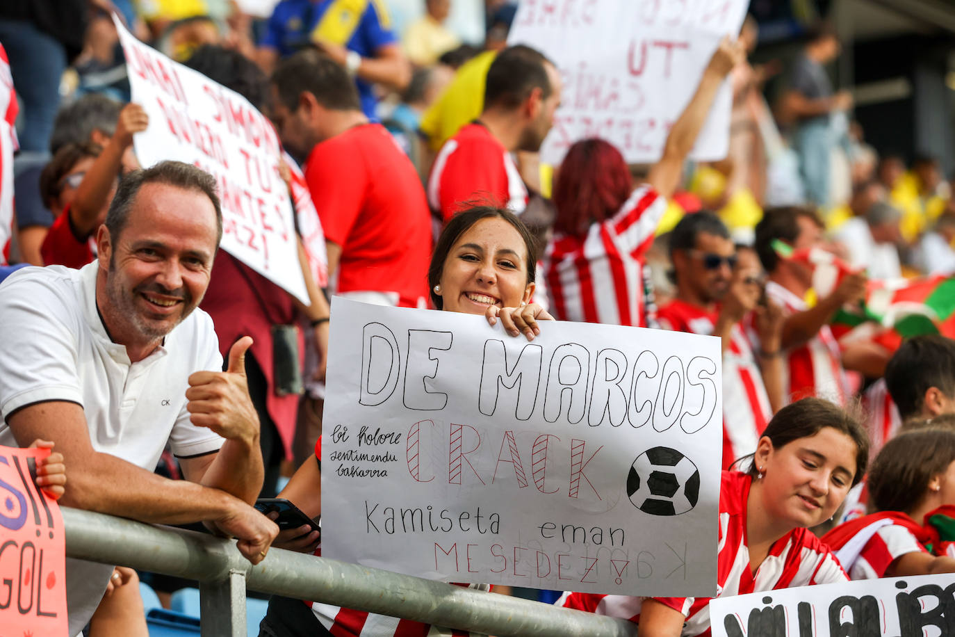Espectacular apoyo al Athletic de la afición rojiblanca en Cádiz
