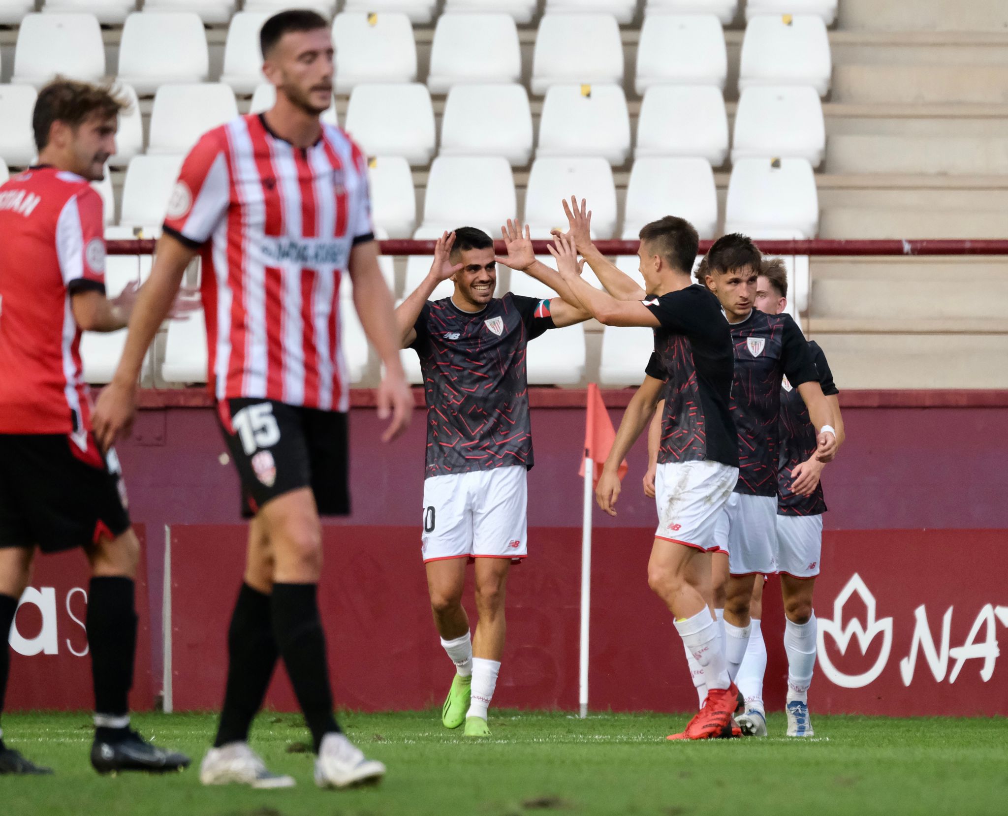 El Bilbao Athletic celebra el gol de Cabo.