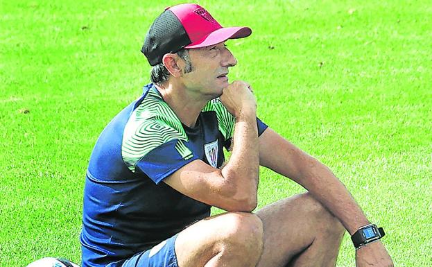 Valverde observa sentado un ejercicio durante un entrenamiento en Lezama./pankra nieto