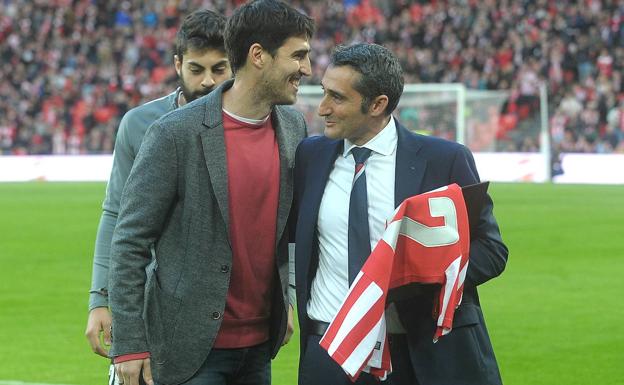 26 de febrero de 2017. Iraola, ya retirado, entrega a Valverde una camiseta conmemorativa de los 292 partidos como técnico rojiblanco.