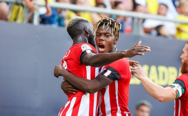 Los hermanos Williams se abrazan para celebrar el gol de Iñaki contra el Cádiz. /prensa 2