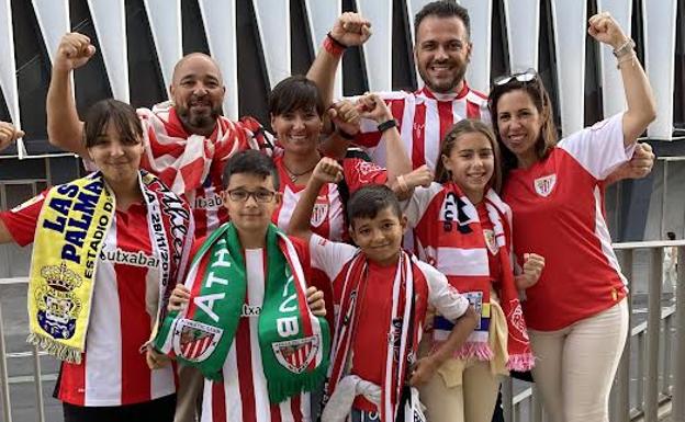 Gorka Pérez, con la bufanda verde, y su familia ante San Mamés antes del Athleitc-Rayo./ JAVIER ORTIZ DE LAZCANO