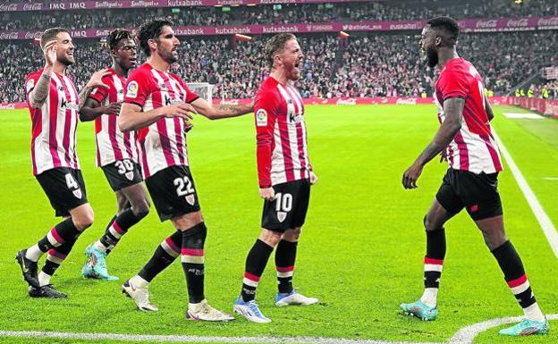 Los jugadores del Athletic se acercan a felicitar a Iñaki Williams tras anotar el penalti del 2-0 al Atlético, la pasada temporada. 