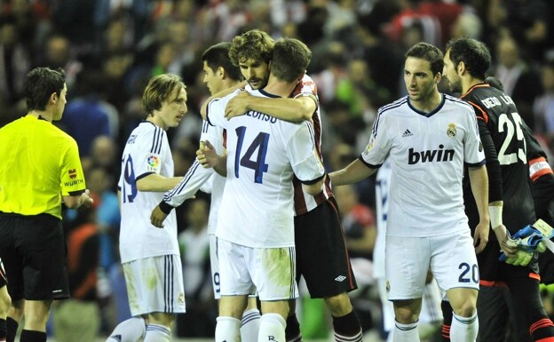 Llorente se abraza con Xabi Alonso en un partido del Athletic contra el Real Madrid./