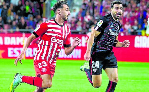 Iván Martín supera en velocidad a Mikel Balenziaga y se dispone a anotar el segundo gol del Girona.